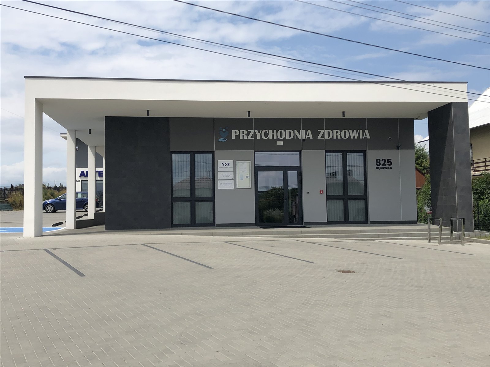 Budynek Przychodni Zdrowia w Dębowcu, wejście od frontu